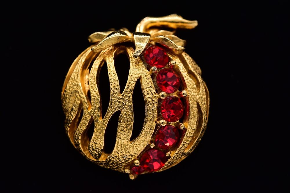 Alice Caviness Vintage Red Rhinestone Apple Brooch Gold Figural Pin 1960s BinAT